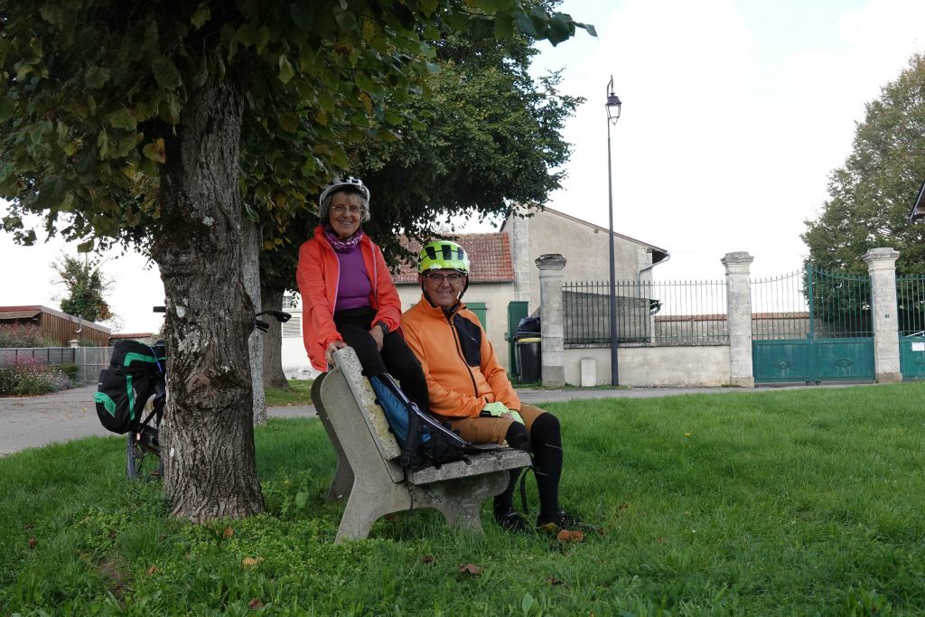 Pique-nique sur la place du village de Précy